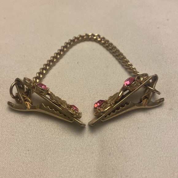 Vintage Elegant Leaves Pink Rhinestone Gold tone Chain Sweater Clip - Picture 4 of 4